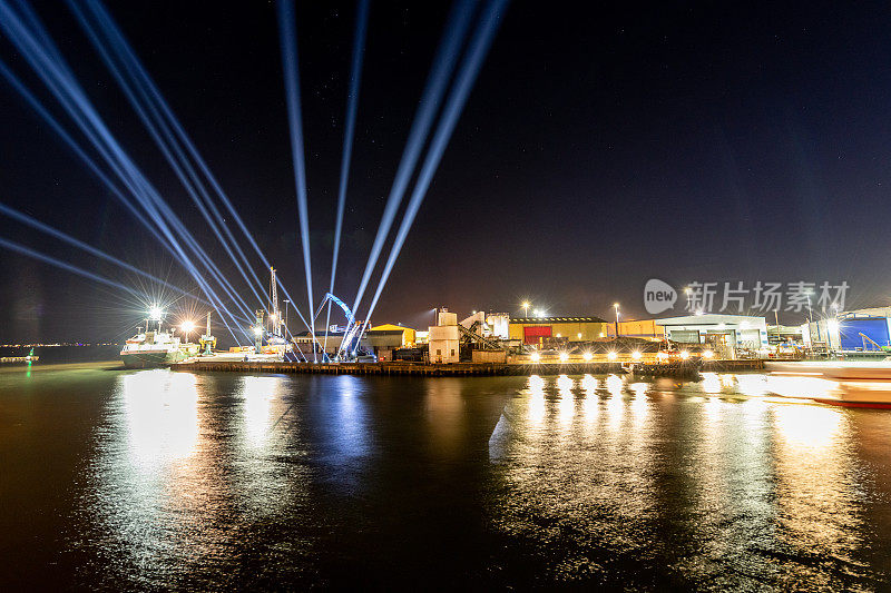 多塞特普尔码头(Poole Quay)的一个商业码头上，灯光向外照射